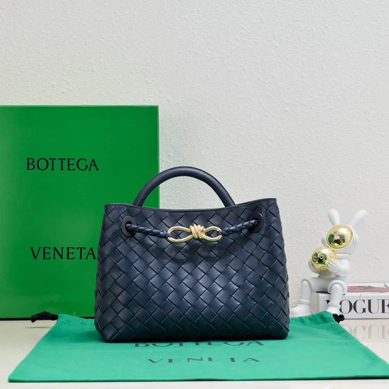 Batch 1860 B's 2023 spring and summer new model continues the brand's woven style with detailed metal knot switch buckles. This time, the shoulder straps are also made into tube weaves, showing different craftsmanship. The carrying method is versatile to create more different looks. Intrecciato woven leather small handbag, equipped with sliding crossbody strap. Internal compartments, including 1 zipper pocket and 2 open pockets with magnetic buckle closure. Size: 25*20*10cm, model: 7463#